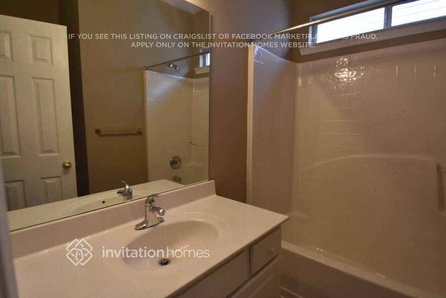 Building Photo - 2482 Lakebrooke Dr