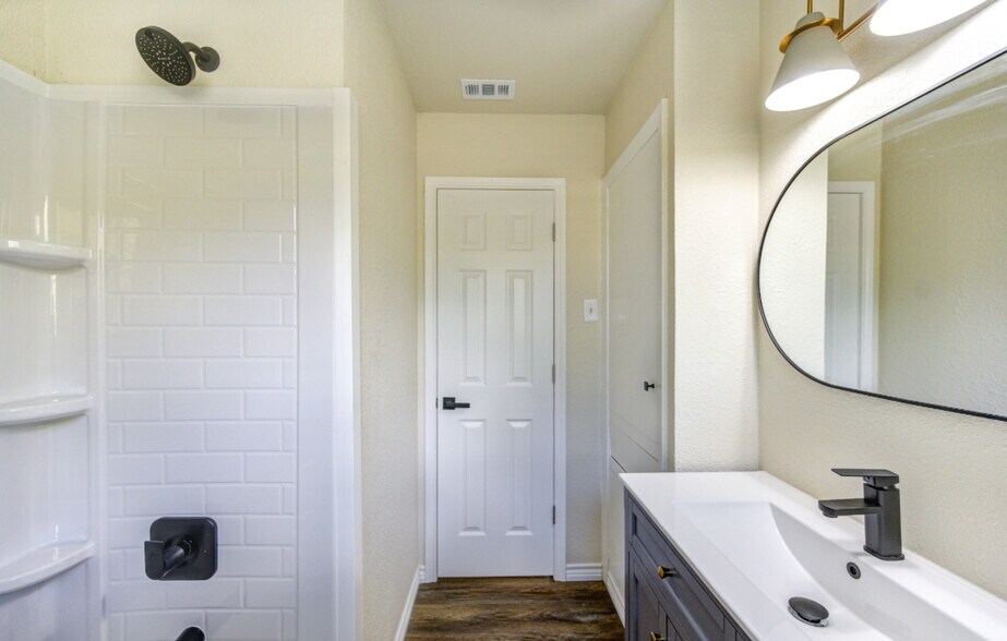 Building Photo - 1210 N Natchez Dr