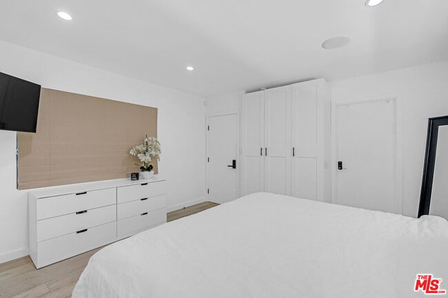 Building Photo - 2121 El Roble Ln
