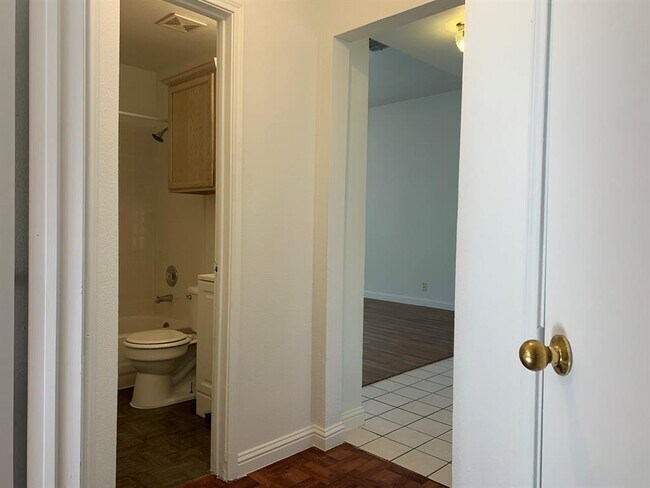 Building Photo - 210 Evergreen Cir