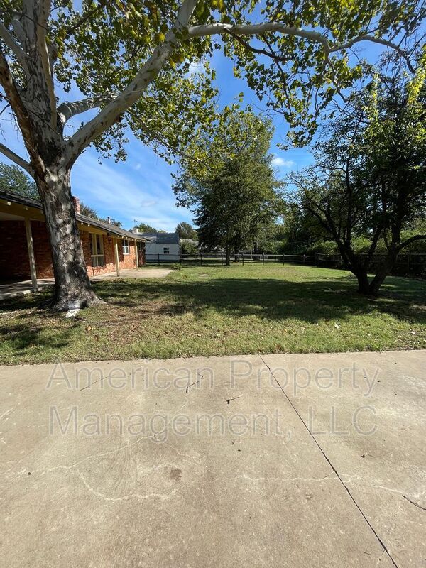 Building Photo - 5102 E 33rd St