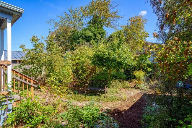 Building Photo - Charming Solar Home in Portland Woodlawn Neighborhood