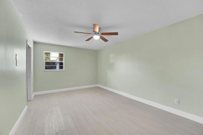 Building Photo - 154 SE Naranja Ave