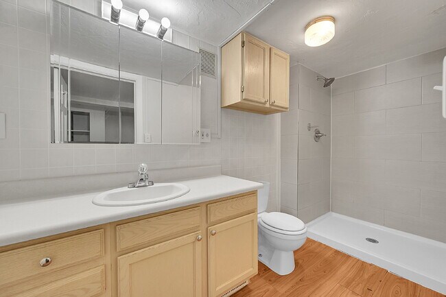 Building Photo - $3,195, 3-bed, 3-bath located in Denver wi...