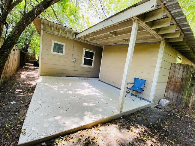 Building Photo - 3711 Vineland Dr