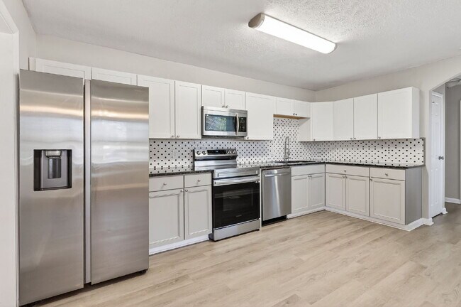 Building Photo - Spacious 5-Bedroom Retreat with 2.5 Baths in Saint Pauls – Your Dream Home Awaits!