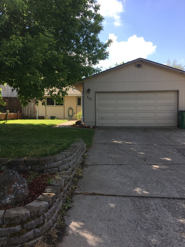 Primary Photo - 3 Bedroom 1 Bathroom Home - Close to Orego...