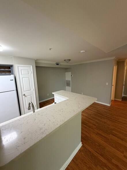 Building Photo - 700 Daniel Ellis Dr
