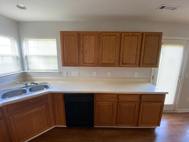 Building Photo - Pristine home located in Linda Vista!