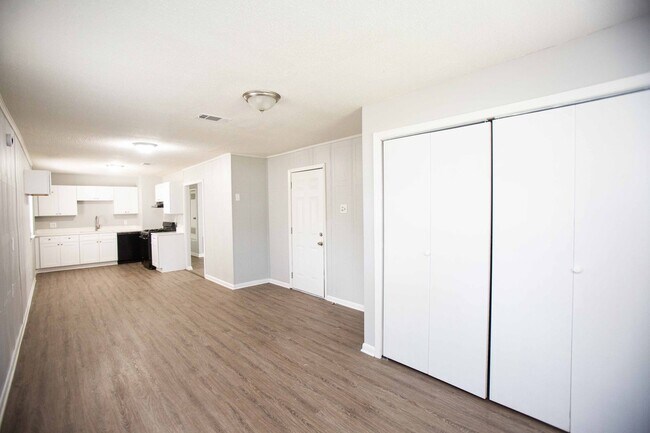 Building Photo - 3 bed, 1 bath home, fully updated!