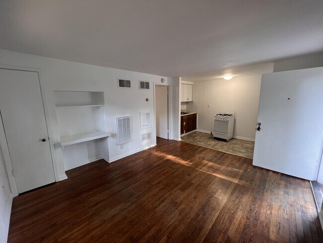 Building Photo - 1732 W 21st St