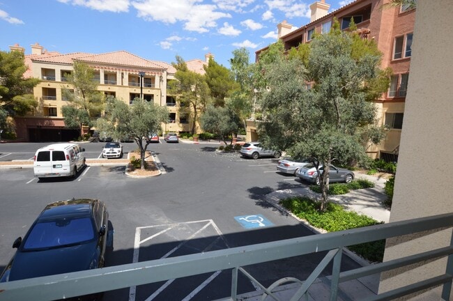 Building Photo - Meridian - Unfurnished 2 Bdrm / 2 Ba Condo - 1 1/2 Blocks off the Strip