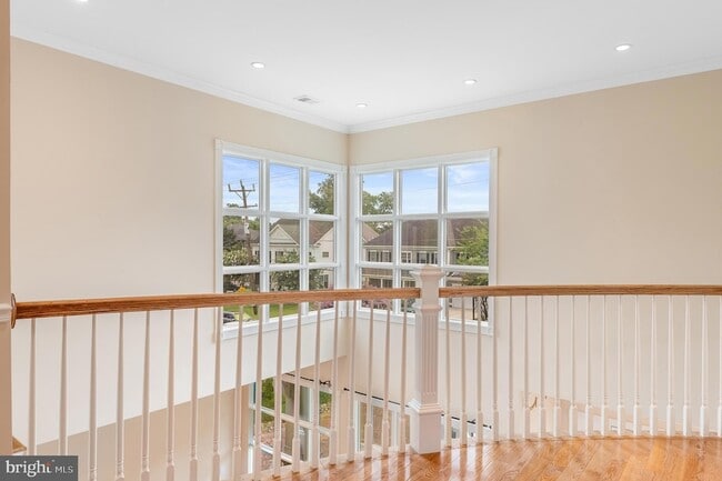 Building Photo - 5905 Lone Oak Dr