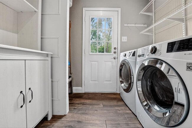 Building Photo - 806 E 3rd St