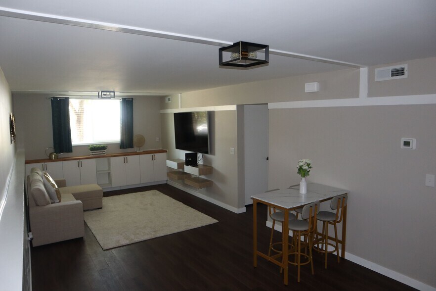 Building Photo - 438 N Center St