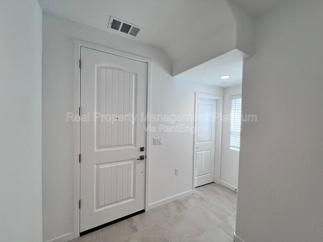 Building Photo - 2915 E Tierra Dr