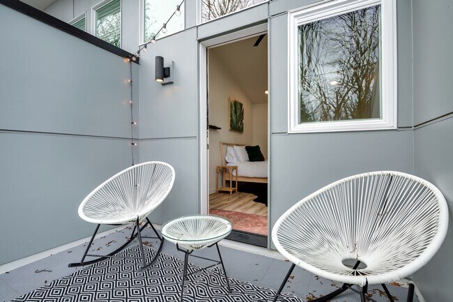 Building Photo - 3843 20th Ave SW