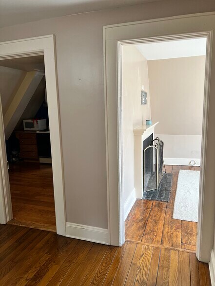 Building Photo - 136 E 9th St