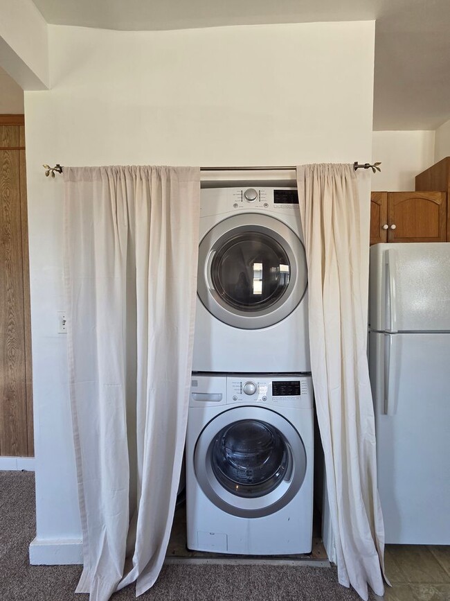 Building Photo - West Side Petaluma Near Down Town  - 2 Bedroom 1 Bathroom