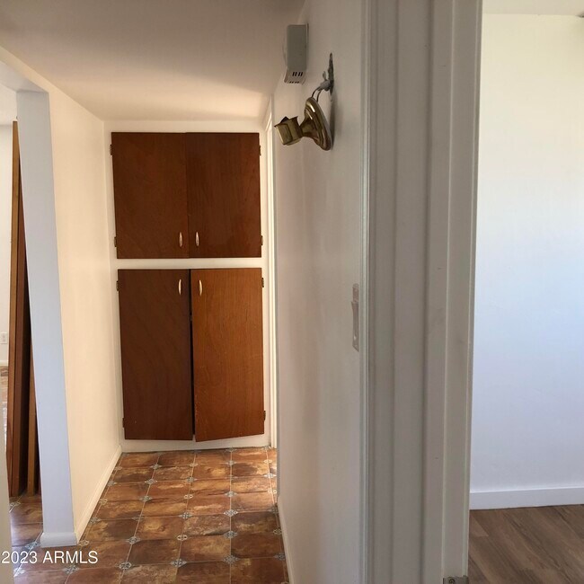 Building Photo - 705 W 16th St