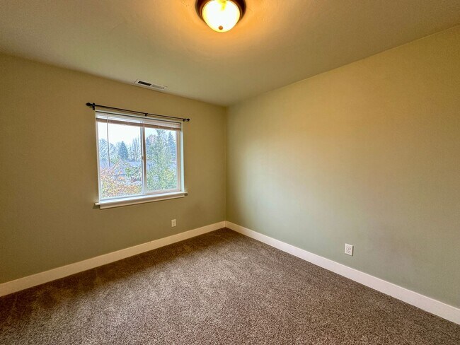 Building Photo - Well-Maintained Three Bedroom Home in North Salem