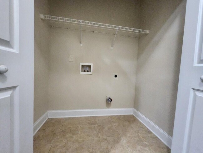 Building Photo - 229 Privet Cir