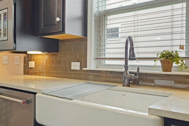 Building Photo - 10 Chicory Ct