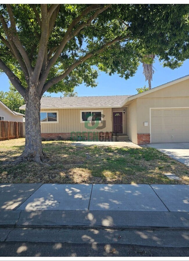 Building Photo - 3 BEDROOM 2 BATH HOME MOVE IN READY IN MOD...