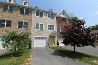 Building Photo - Spacious 3–4 Bedroom Townhome in Prime Loc...