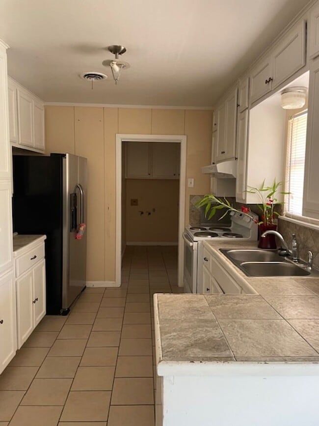Building Photo - Bay Area- Large 3/2- huge master bedroom.