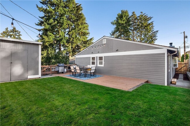 Building Photo - Updated 3 bed, 2 bath home in Greenwood