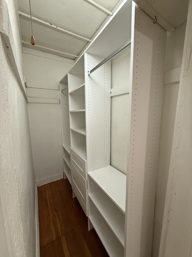 Building Photo - 1 Bed 1 Bath Historic Preserved Douglas Apartments in Desirable Lowry Hill