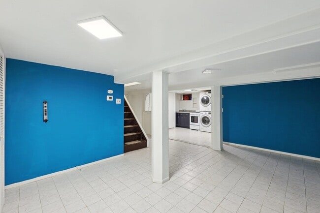 Building Photo - 48 Marinus St
