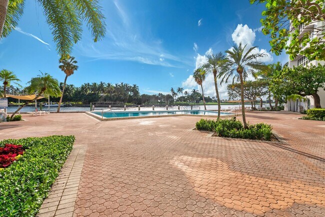 Building Photo - 9102 W Bay Harbor Dr
