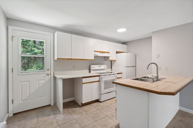 Building Photo - 10 Rose Terrace Cir