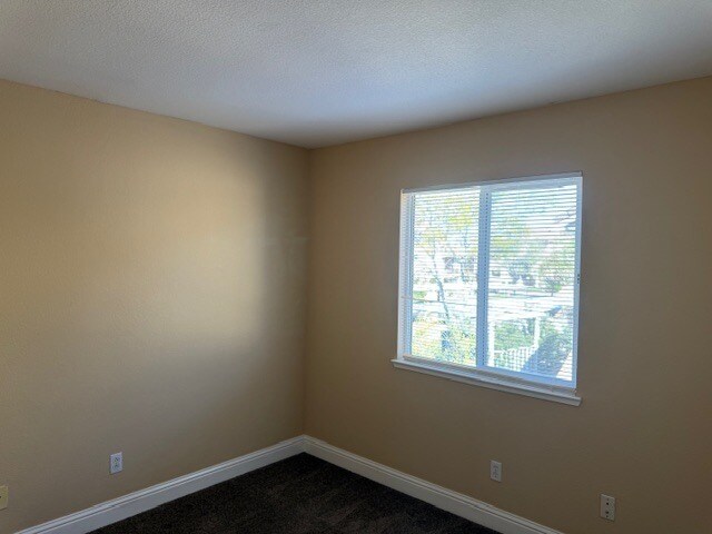 Building Photo - Tracy 3 Bedroom 2.5 Bathroom Home