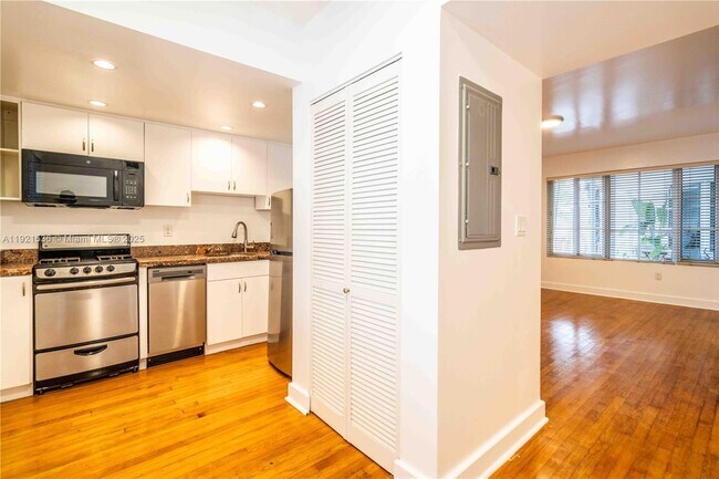 Building Photo - 2425 Flamingo Pl