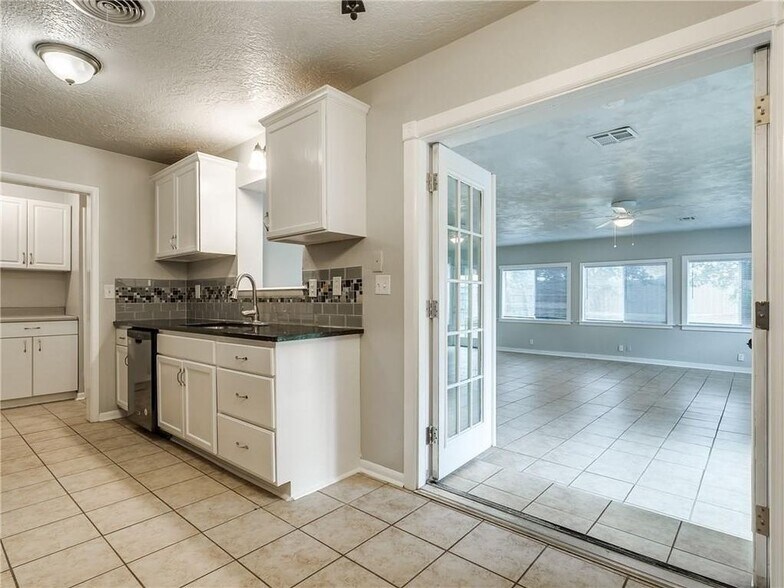 Building Photo - 2215 Beverly Hills St