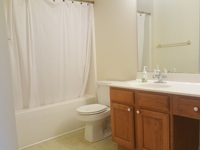 Building Photo - 3 Bedroom 2 Bath Townhouse