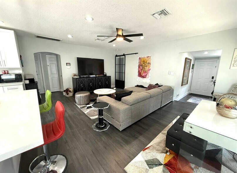 Building Photo - 615 SW 9th St