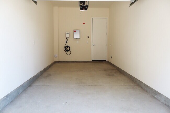 Building Photo - "Chic 1-Bedroom Retreat with Spacious Living in Valencia – 915 Sq Ft of Comfort!"