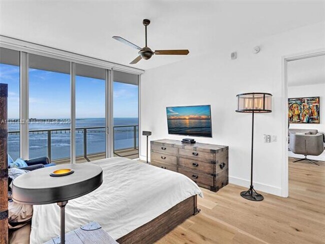 Building Photo - 1300 Brickell Bay Dr