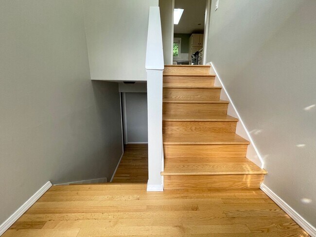 Building Photo - SPACIOUS 4 Bed/3 Full Bath Home in West Linn