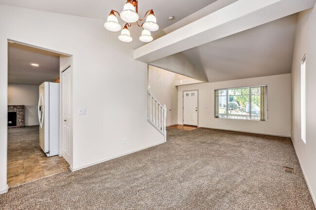 Building Photo - Highly Desirable Home in Ridgetop Communit...