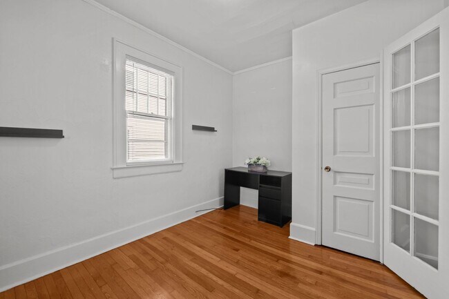 Building Photo - Spacious 5-Bed Home with Front Porch, Deck...