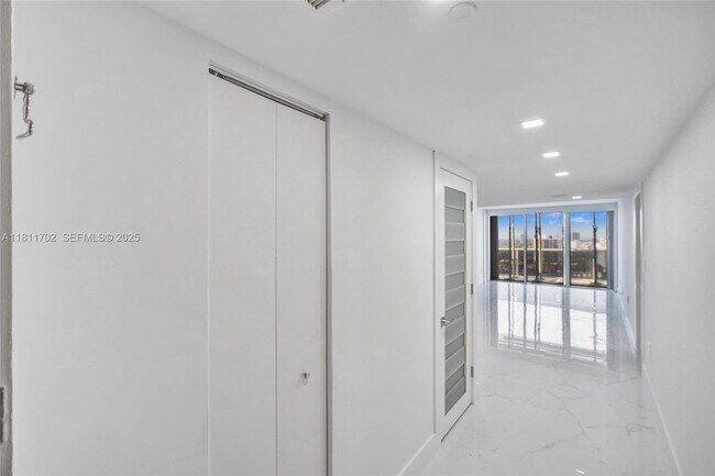 Building Photo - 3625 N Country Club Dr