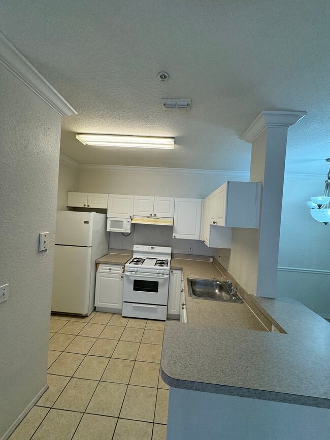 Building Photo - 2 Bedroom 2 Bath Condo in Guard Gated Comm...