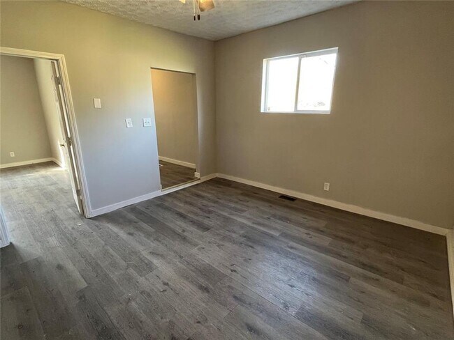 Building Photo - 3 Bedroom and 1 Bath