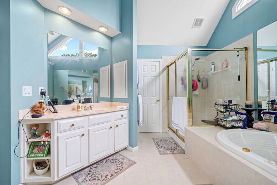 Building Photo - 600 Lyndhurst Cir