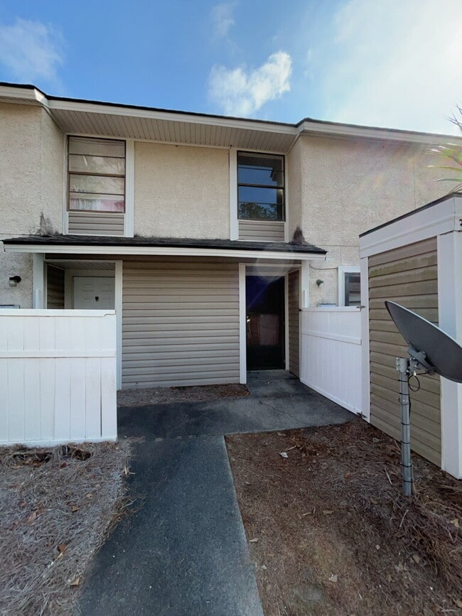Building Photo - Town House For Rent